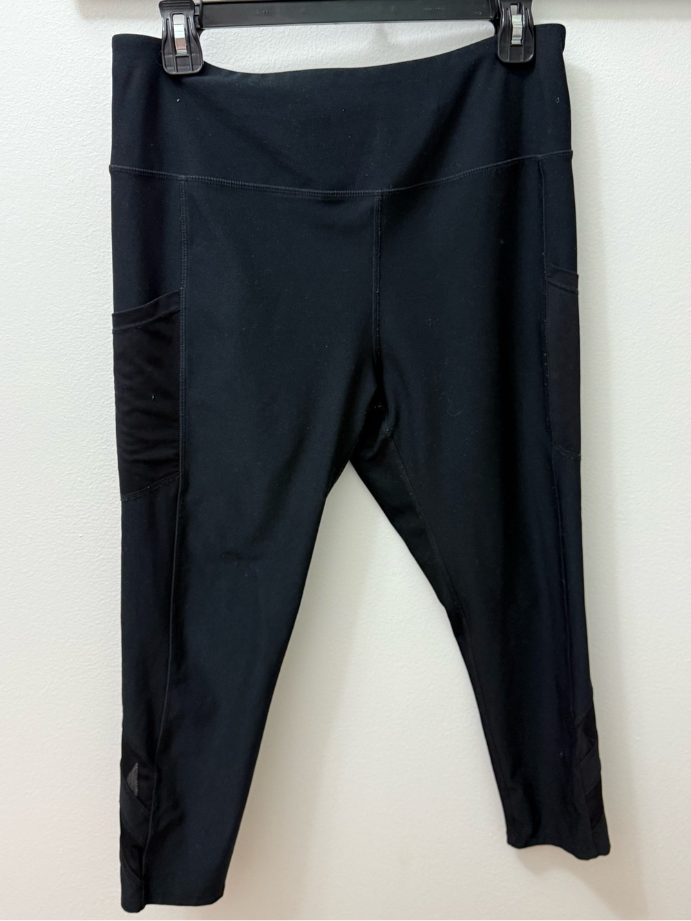 Mondetta Performance + Luxury active leggings
 Black Performance Capri Leggings